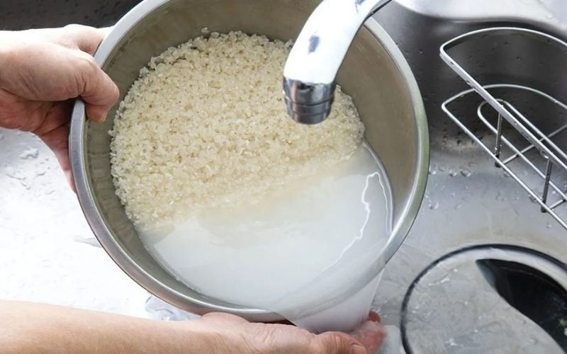 Vo gạo trước khi nấu